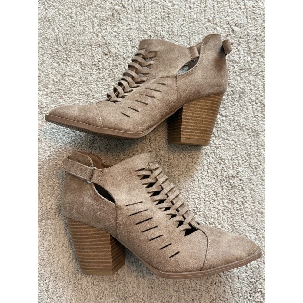 Qupid Taupe Suede Cutout Ankle Bootie Heel Sz 6 –‎ Cute Western Boho Vibes